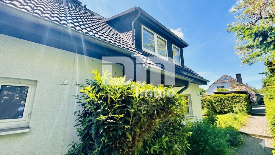 Charmantes Wohnglück - Ihr neues Zuhause mit Carport / Terrasse und großem Gartenbereich – Frontansicht Haupteingang