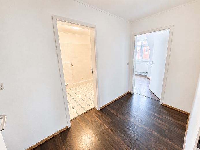 3-Zimmer-Dachgeschosswohnung mit tollem Grundriss – Flur-zweiter Bereich