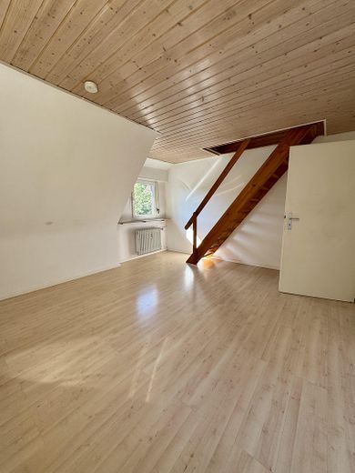 Freistehendes Haus, nutzbar als großzügiges Einfamilienhaus oder Zweigenerationenhaus – OG Schlafzimmer m. Treppe Hobb