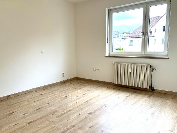 Gepflegte 3-Zimmer-Wohnung mit Balkon, Keller & Stellplatz – zentral in Freilassing – Schlafzimmer