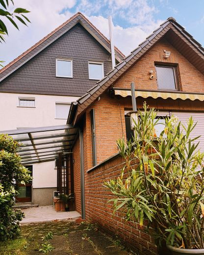 Drei freie Wohnungen, großer Garten – Mehrgenerationenwohnen in Werne – Hausansicht vom Garten
