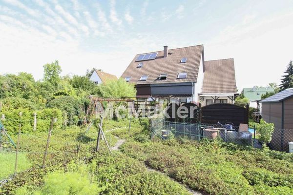 Felicidad familiar en Berlín-Buckow – Amplia casa adosada intermedia con terraza, jardín y plaza de aparcamiento