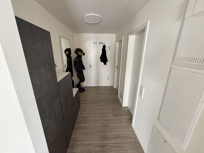 Appartement lumineux de 3 pièces avec balcon dans le quartier Steingau – Kirchheim unter Teck – Flur