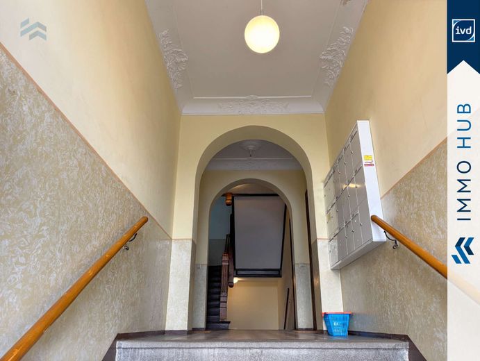 ++ Balkon, Parkett, Badezimmer mit Fenster! Charmante 4-Zimmer Wohnung in beliebter Lage ++ – 4477297-3RcH95tacTcvDmvPpTWjH6bm-Treppenhaus Eingang.jpg