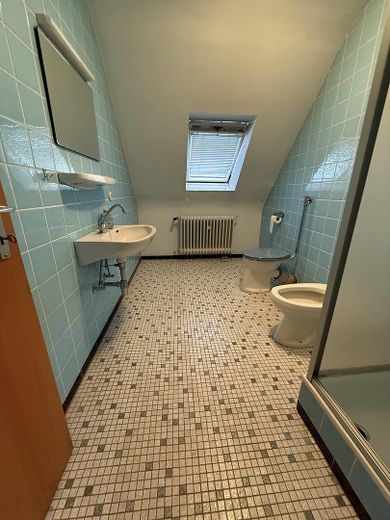 Badezimmer mit Dusche DG