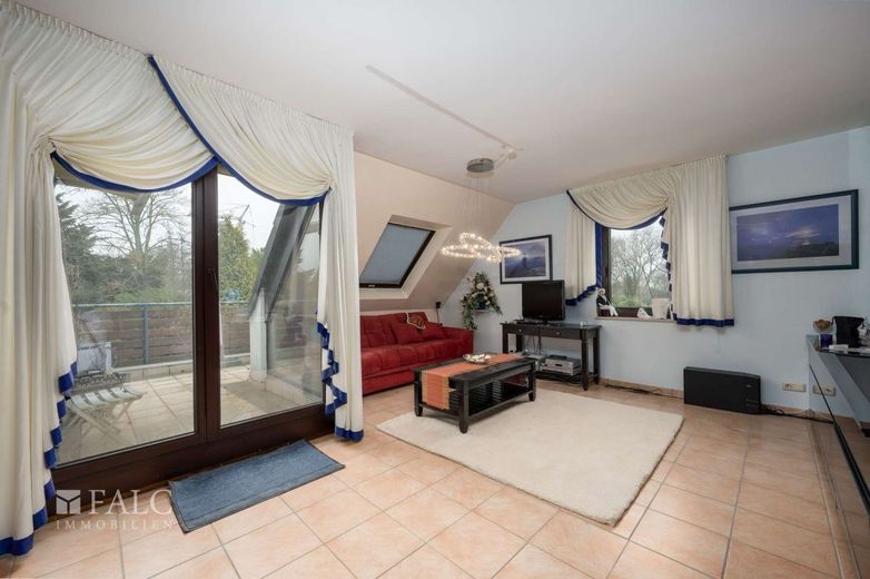 Helle Maisonette-Wohnung mit Terrasse, Fußbodenheizung und eigenem Saunaraum – Wohnzimmer