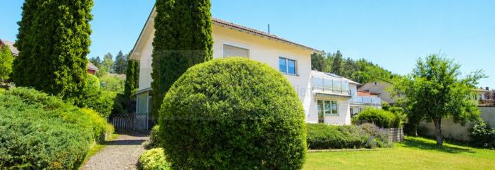 Wohnen mit Weitblick über die Baar: Gepflegtes Zweifamilienhaus in sonniger Aussichtslage und ansprechendem Garten mit 2 Garagen in DS-Grüningen