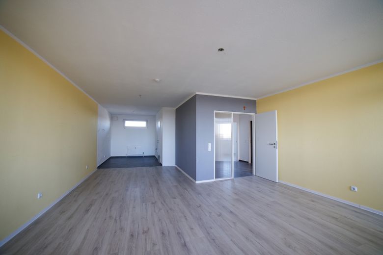 Wohnzimmer mit offener Küche