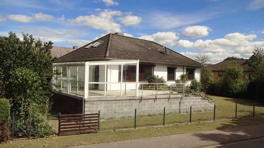 Bröckel - großes Familienhaus mit hohem Freizeitwert, Vollkeller und Garage – große Terrasse
