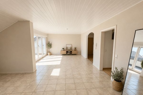 Direct beschikbare driekamerwoning met balkon op aantrekkelijke woonlocatie