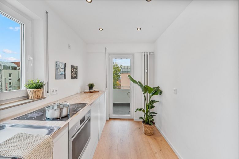Appartement de 3 pièces moderne, élégamment rénové, avec deux balcons & parking souterrain près de la vieille ville de Leonberg – Küche