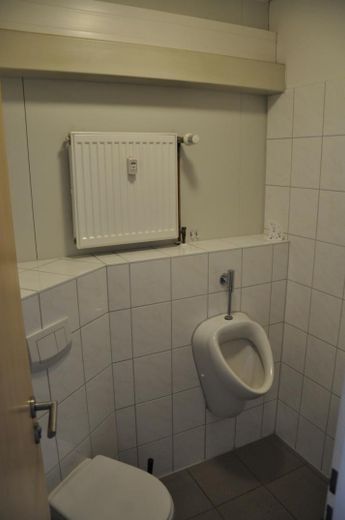 Gewerbeobjekt/Halle mit Büro und Stellplätzen zentral gelegen in Wismar-Westhafen – 10 WC-H