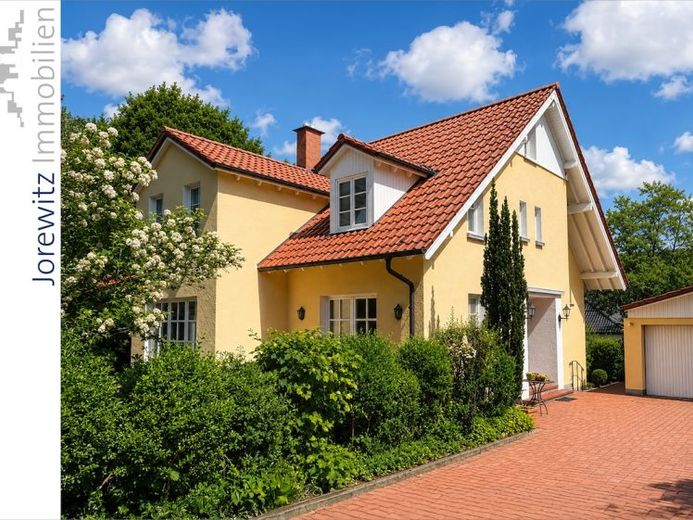 Abitare in una delle migliori zone di Bielefeld, a Hoberge-Uerentrup – casa bifamiliare con un bel giardino – Foto 1