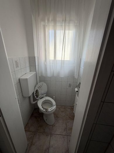 Multi-family house with large lot (3 units), ideal as a multi-generational home, for owner-occupiers or as an investment property – WC Wohnung OG