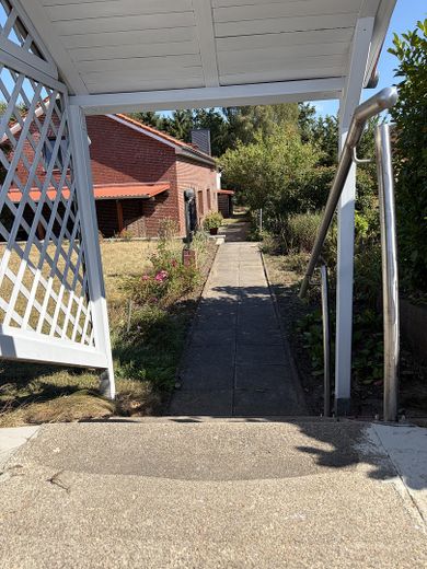 Komplett renoviertes Zweifamilienhaus 160 qm, in ruhiger Alleinlage mit großem Grundstück – Eingang zum Garten