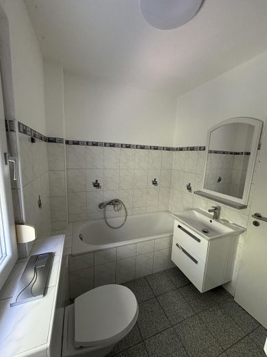 Gepflegtes Reihenmittelhaus in ruhiger Lage mit Garten und Garage – Badewanne