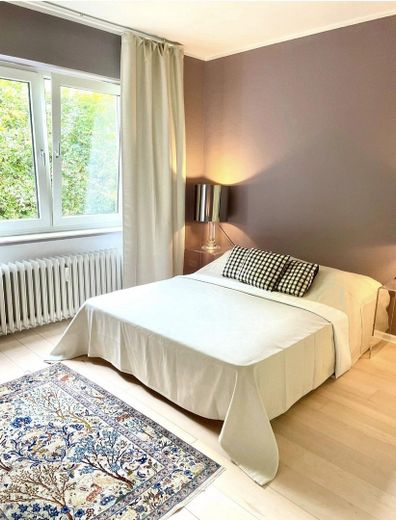 Möbliert wohnen in Schwachhausen: 3 Zimmer, eigener Garten, 1.700 € all-inclusive – Schlafzimmer