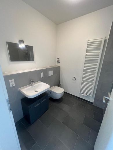 Exklusive neuwertige 3-Zimmer-Wohnung mit schönem Balkon von PRIVAT! – Bad 1