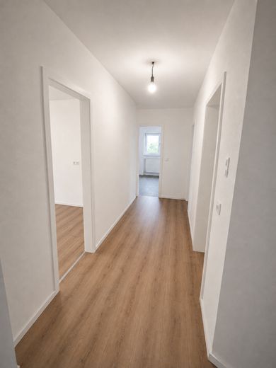 Puderbach'ta kiralık 3 odalı daire (88m²) teraslı, şu anda yenileniyor – Flur (Planbild)