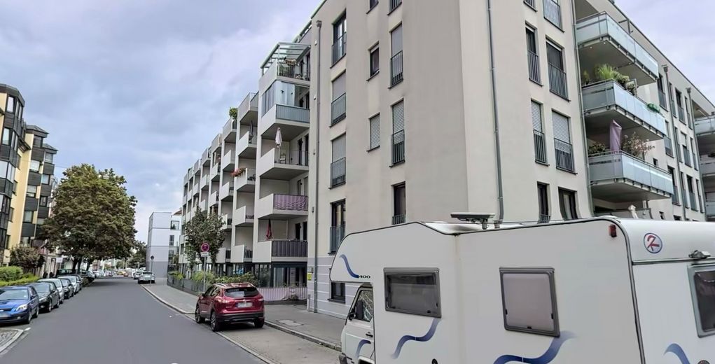 Moderne 2-Zimmer-Neubauwohnung mit hochwertiger EBK - Stilvoll wohnen in bester und ruhiger Lage – West-Ansicht