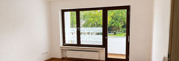 Bezugsfrei & provisionsfrei: Großzügige 2-Zimmer-Wohnung mit Südwest-Loggia und Stellplatz – Wohnzimmer, Blick auf Loggia