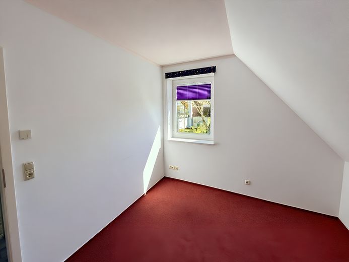 Hochwertiges Einfamilienhaus in ruhiger Lage - Glasfaser und Bahn inklusive - provisionsfrei – Kinderzimmer 2 weiß gestrichen