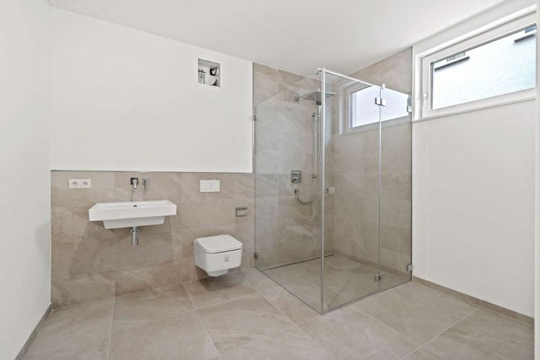 SENSATIONELL! Helle 3-Zimmer Garten-Wohnung mit schöner Terrasse und kleinem Garten – Ein großes Bad ...