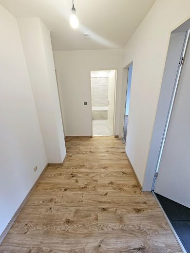 Geschmackvolle 4-Raum-Maisonette-Wohnung mit gehobener Innenausstattung, EBK und großem Balkon – Flur 1. Etage