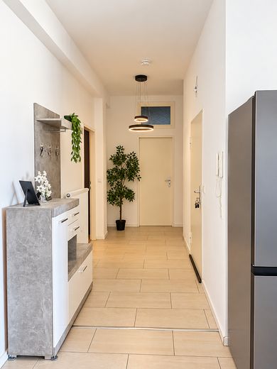 114 m² Loftwohnung mit hohen Decken, Einbauküche, Balkon & Garage – zentral in Pforzheim – Flur