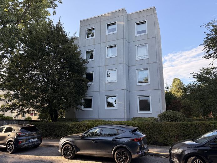 Beaucoup d’espace pour vos idées : 4 pièces avec loggia exposée ouest – sans commission à Hummelsbüttel – Südansicht des Gebäudes