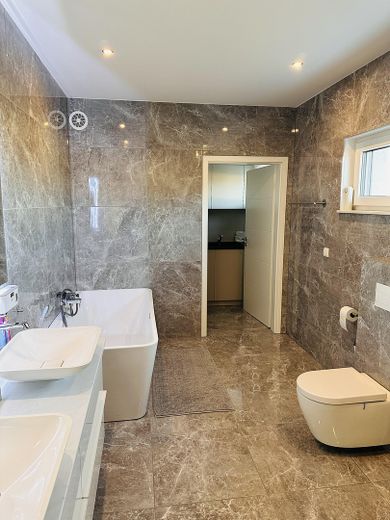 Exklusiv wohnen – moderne Stadtvilla mit Pool und Stil – Foto 24