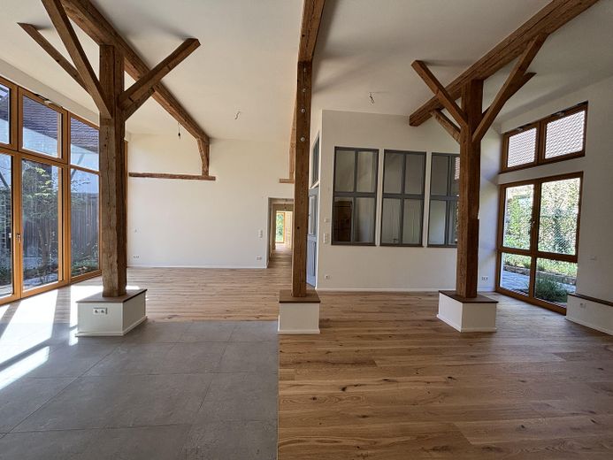 Exclusivo loft en planta baja en un edificio histórico protegido - Primera ocupación – Wohn-/Ess-/Küchenbereich