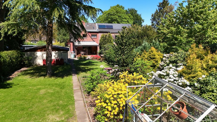 Dom lub połowa bliźniaka z pięknym i dużym ogrodem w bardzo spokojnej lokalizacji – Gewächshaus / Gartenanlage