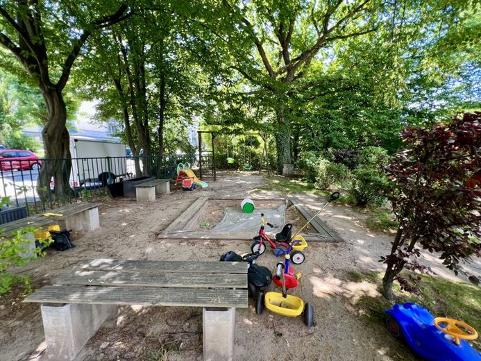 PROVISIONSFREI - BEZUGSFREIE 2-RAUMWOHNUNG MIT EINBAUKÜCHE – Spielplatz auf dem Grundstück