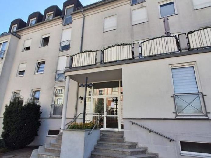 Objekt-Nr.: 8725 - Attraktive vermietete 2-Zimmer-ETW im 1. OG mit Balkon, Eckbadewanne - Neubau 1999 - Aufzug und TG-Stellplatz in beliebter Wohnlage in Plauen Seehaus – Foto 1