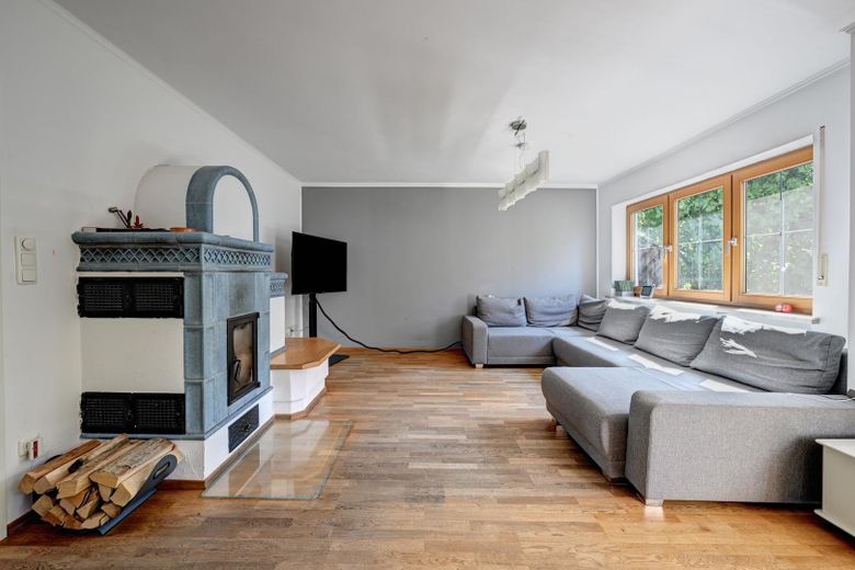 Reihenendhaus I 1996 umfassend saniert I 371 m² Grundstück – Wohnzimmer mit Kachelofen
