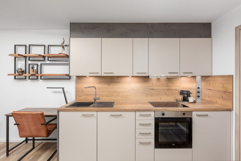 Neubau: vollmöblierte Businessapartments mit Panoramablick – Apartment 6 Einbauküche