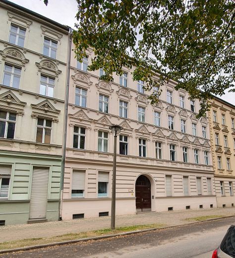 Berlin-Weißensee'de hemen taşınılabilir yenilenmiş daire 2 oda / 67 m2 – Hausansicht Börnestraße 15
