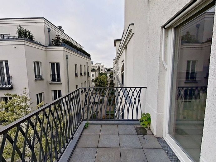 Exklusiver 2-Zimmer-Neubau mit 2 BALKONEN, EBK, Concierge-Service uvm. in den begehrten Heinrich-Heine-Gärten – Balkon II