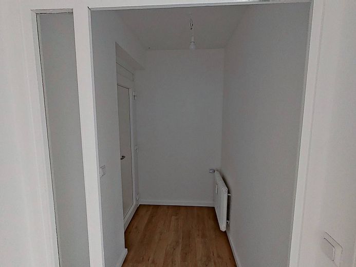 Moderno piso de 2 habitaciones con BALCÓN en una zona residencial tranquila al sur de la ciudad – Eingangsbereich