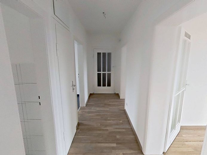 Appartement moderne de 3 pièces avec salle de bains éclairée par la lumière du jour à Bielefeld-Mitte – Flur
