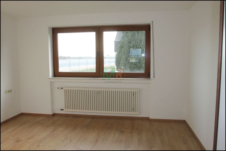 Vermietetes MFH mit Nebengelass und großem Grundstück! – EG - Schlafzimmer