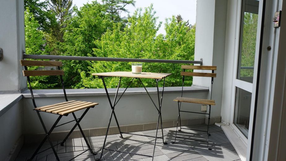 Ruhig, hell, möbliert - Apartment mit Balkon und Top-Anbindung zwischen Adlershof und Flughafen BER – Balkon