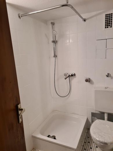 2-Zimmerwohnung im Souterrain sofort bezugsfertig – Bad