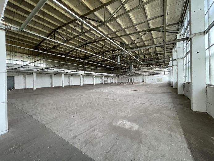 Große Halle mit 2.000 m² +