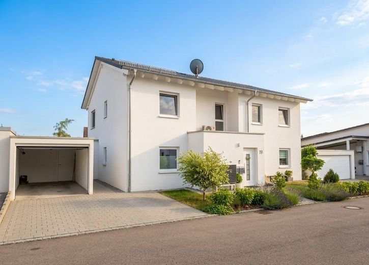 Moderne 4-Zimmer-OG-Wohnung mit PV, Wärmepumpe & Smart Home – Das Haus, Stellplätze, Garage