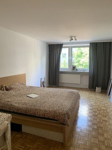 Ab 1.10.: Möblierte 1-Zimmer-Wohnung im Herzen von München-Schwabing – hochwertig saniert – Das großzügige Wohnzimmer, 1/2