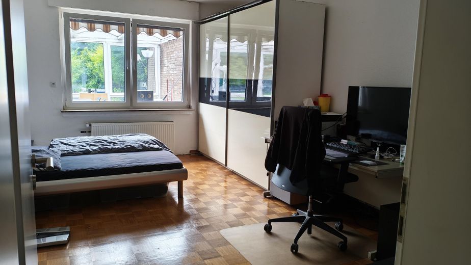 Doppelhaushälfte Einfamilienhaus, ländl. ruhige Lage doch zentral, gesamte Infrastruktur fußläufig –  groß. Schlafzimmer Erdgeschoß