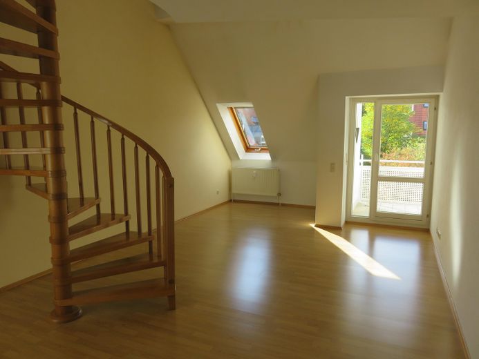 Bezugsfreie Maisonette-Wohnung nahe der Dachauer Altstadt, Erbpacht – Wohnzimmer