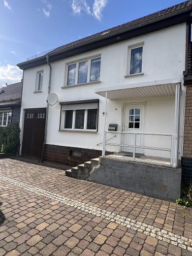 Affascinante casa unifamiliare con ampio terreno – Foto 1